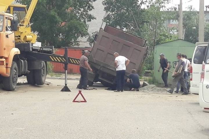 Камаз провалился под асфальт