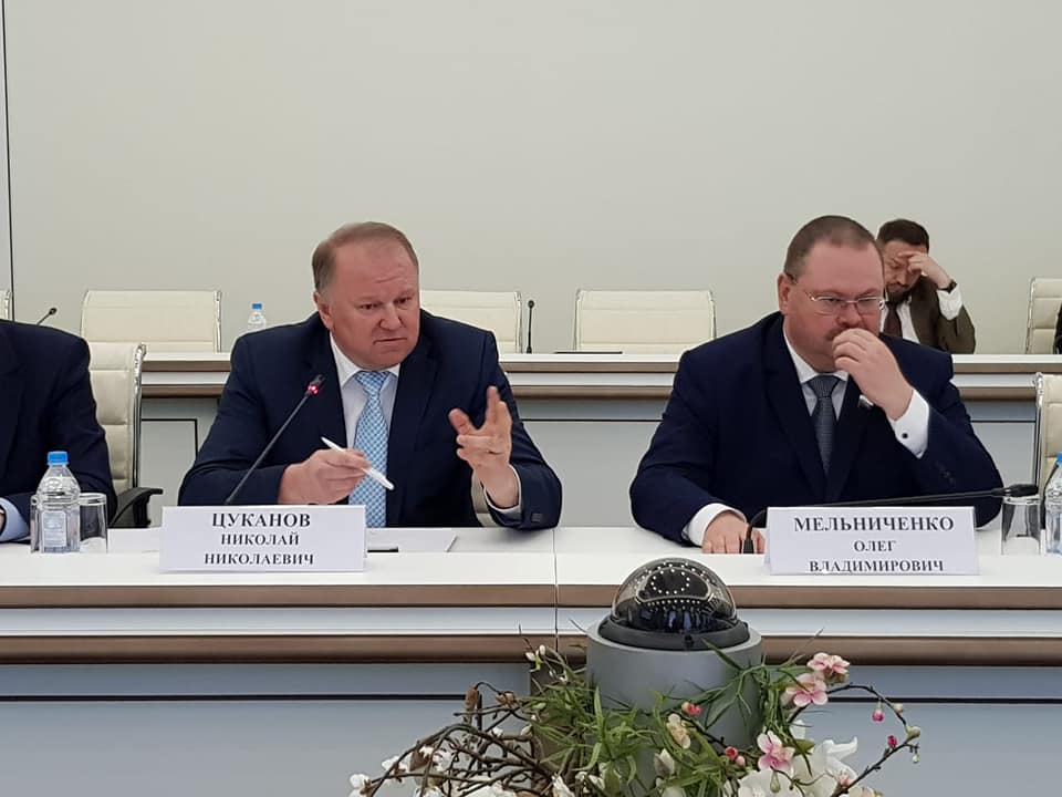 Олег Мельниченко и Николай Цуканов сидят за столом