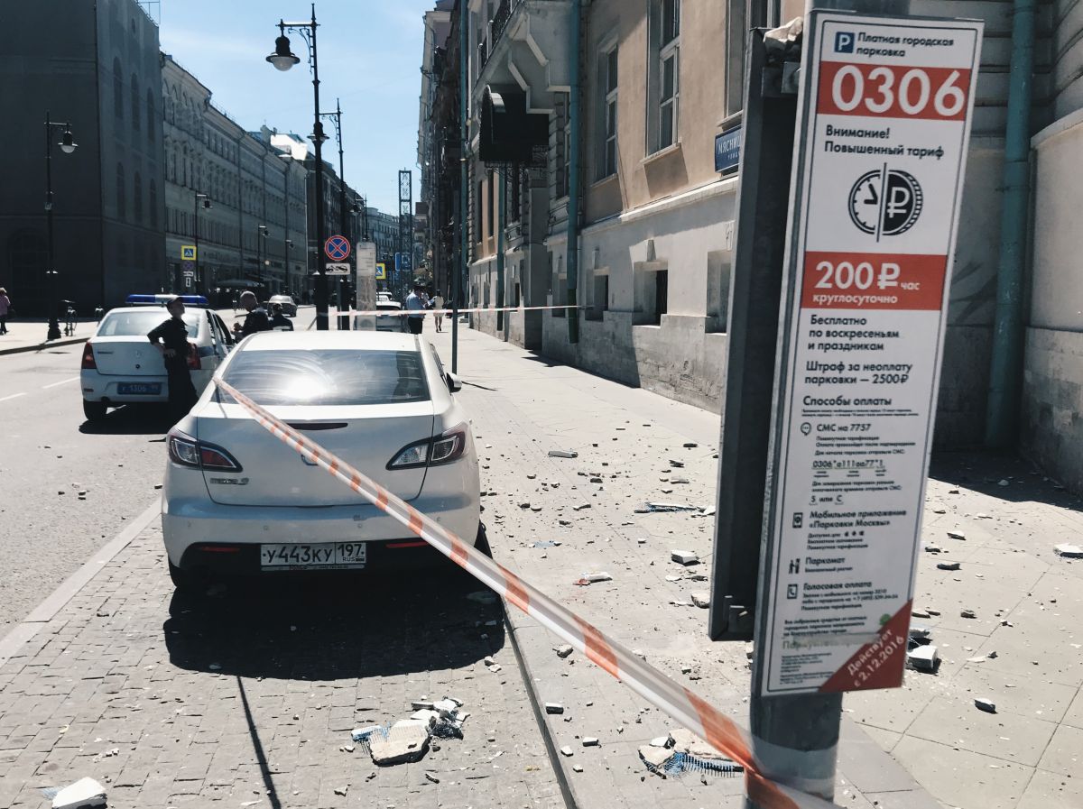 Фасад здания обвалился на автомобиль в центре Москвы, 28.05.2018 – Всё о ЖКХ